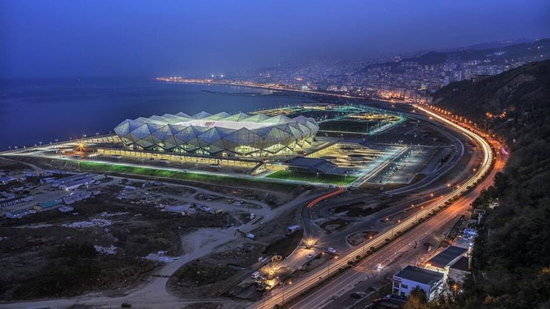 Karadeniz kıyısında Trabzon manzarası
